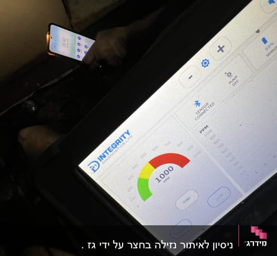 מסך עם מדידת PPM, חיישן מחובר, טלפון נייד